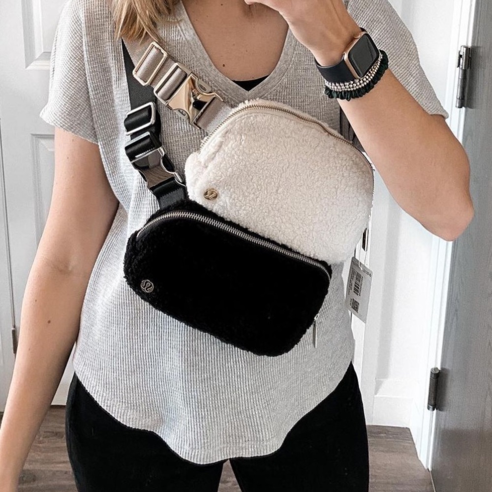 Lululemon Athletica | Bag | Everywhere Belt Bag 1L | Textured Fleece | B… - Picture 2 of 12